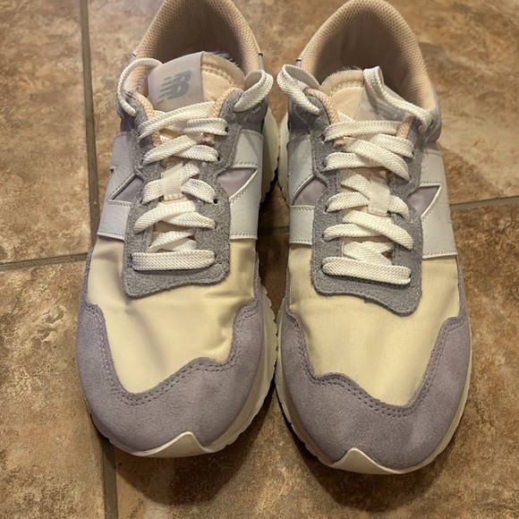 New Balance Women’s Sneakers size9. - Picture 2 of 6